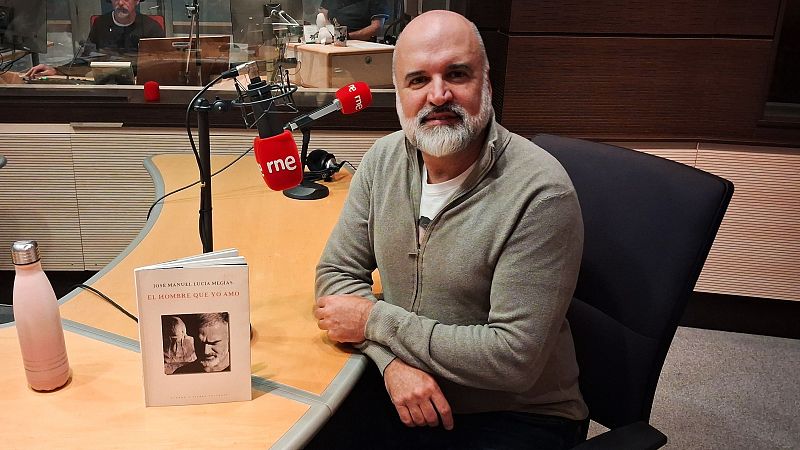 José Manuel Lucía Megías se desnuda en 'El hombre que yo amo' - Cultura con Ñ | Escuchar