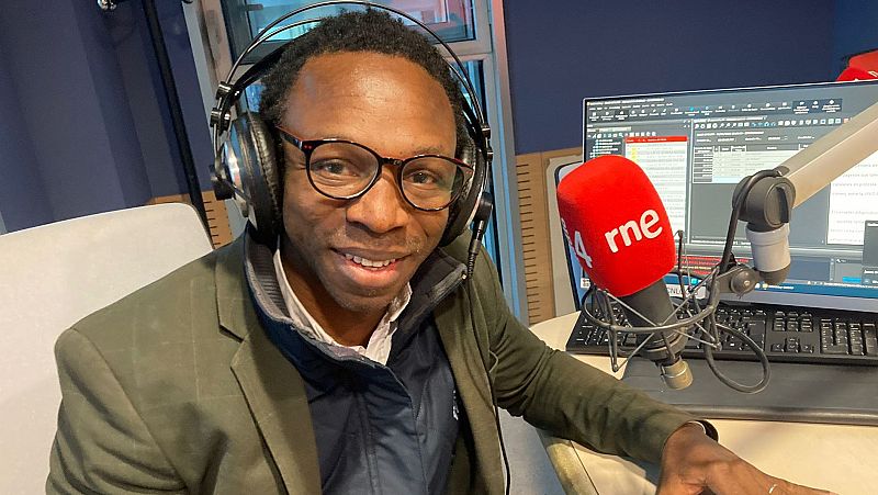 No es un día cualquiera - En el país de los blancos con Ousman Umar | Escuchar