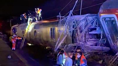 UGT: "El tren es un medio seguro, pero cuando fallan muchas cosas a la vez ocurre la tragedia" - Las ma�anas de RNE | Escuchar