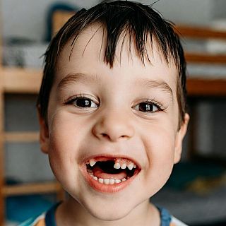 A la criatura li cau la primera dent? Escolta això