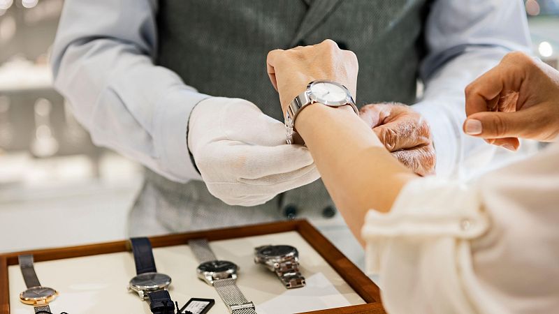 ¿Cómo nos hacen desear? Los secretos del lujo al descubierto - Economía de bolsillo | Escuchar