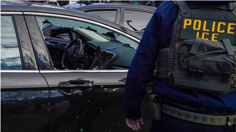 L'Entrellat - Agus Morales i la política migratòria trumpista: "600.000 deportacions i prop de dos milions de persones que han marxat per por” - L'Entrellat | Escoltar