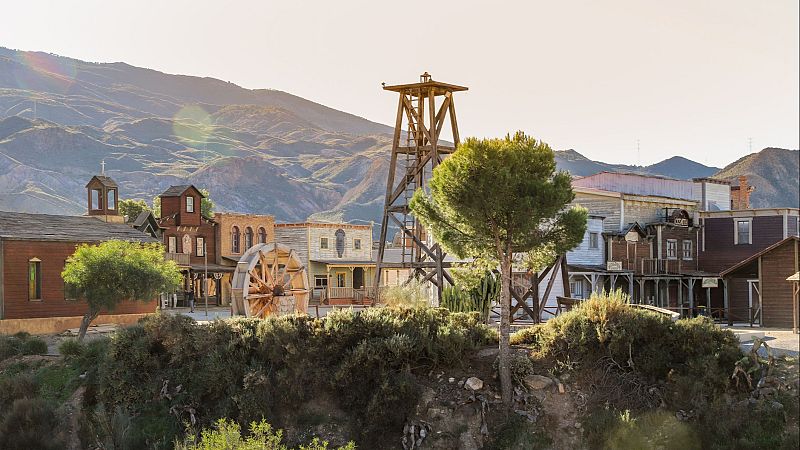 10.000 Lugares para viajar con �ngela Gonzalo - Viajar a trav�s del cine: rutas tur�sticas por los escenarios de pel�culas y series - 25/01/26 - Escuchar ahora