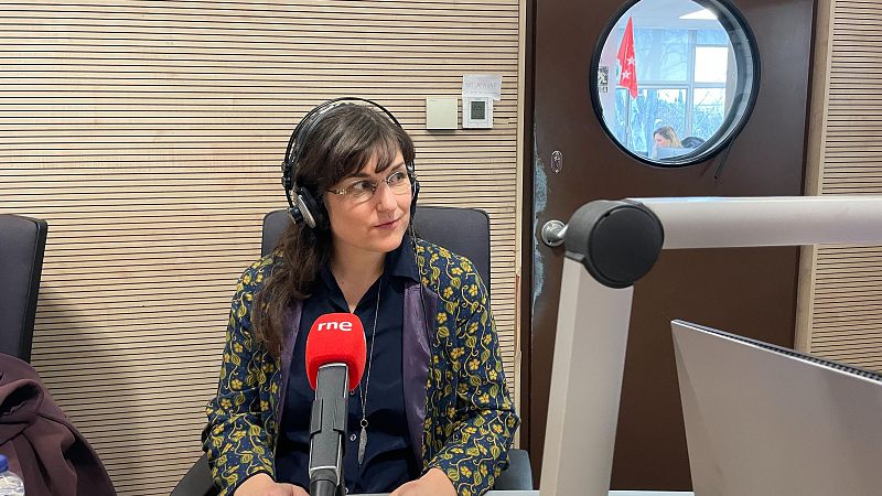 El ojo crítico - Lola Lasurt nos presenta su exposición, «Aún Deep Song» - Escuchar ahora