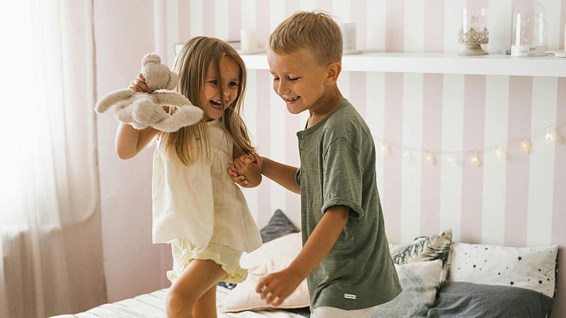 El Pla B - El Pla B - Adults abans d?hora - El pla B | Escoltar