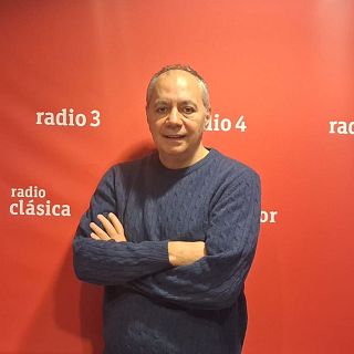 Un violinista en el tablero y Pepe Colubi