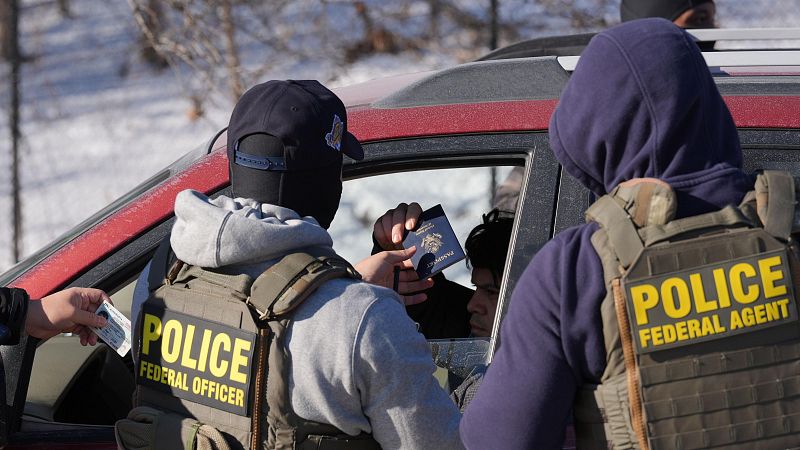 Cinco continentes - ¿Cómo funciona el ICE, la policía antiinmigración? - Escuchar ahora
