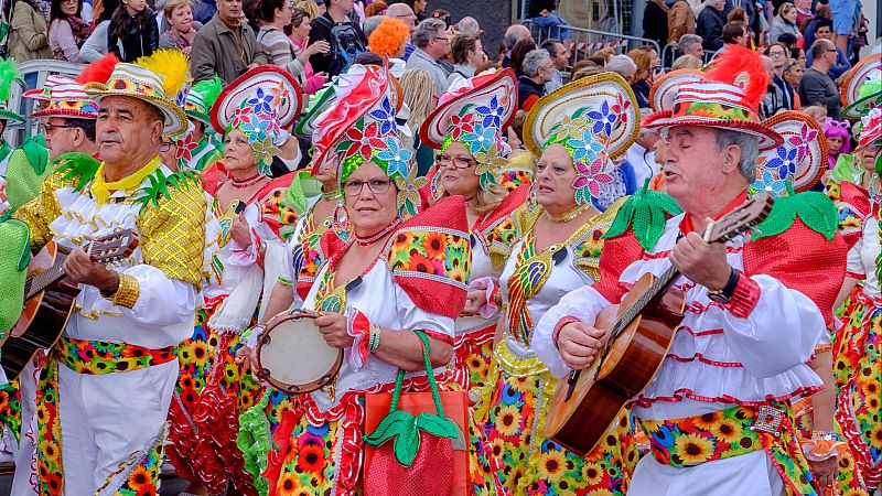 Viviendo el Carnaval de Tenerife - Celebrando España | Escuchar