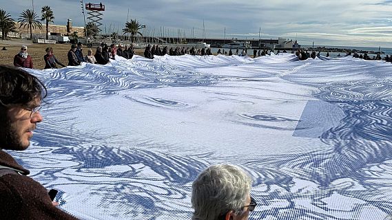 Barcelona al�a una lona gegant per recordar la Hind