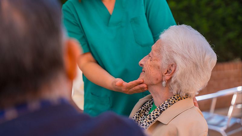 Cuaderno mayor - Cómo mejorar la salud emocional de los cuidadores de personas con demencia - 31/01/26 - Escuchar ahora