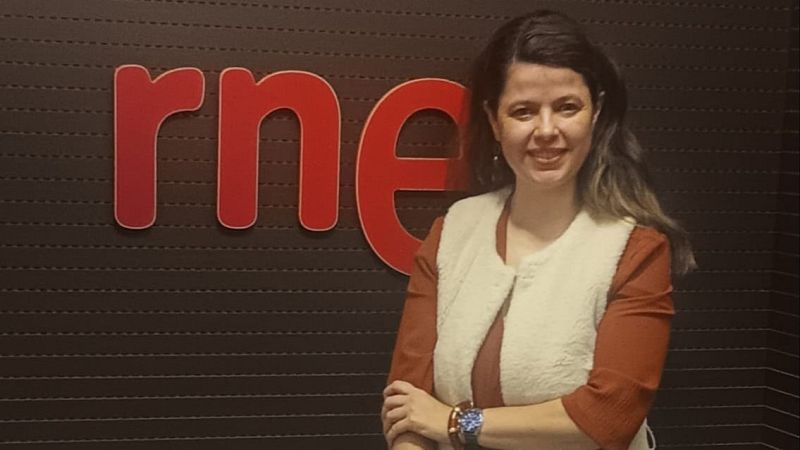 No es un día cualquiera - Dialenguando con Lola Pons | Escuchar