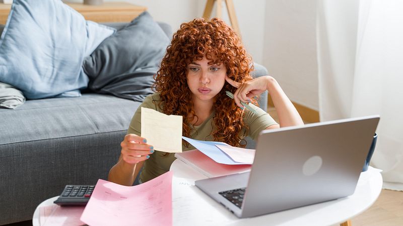 Guía práctica para entender y eliminar tus deudas - Economía de bolsillo | Escuchar