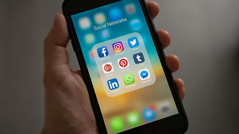 El Pla B - Tert�lia: mentides i desinformaci� a les xarxes - El pla B | Escoltar