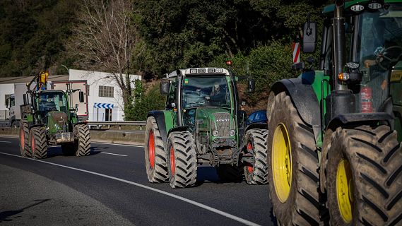 Columna de tractors marxa cap a Barcelona per exigir el compliment dels acords