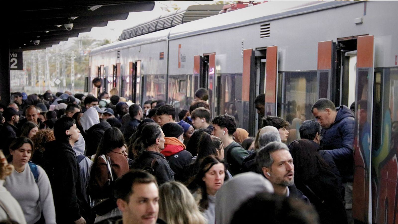 Rodalies torna a la "normalitat" de retards i desconfiança | Marga Esparza