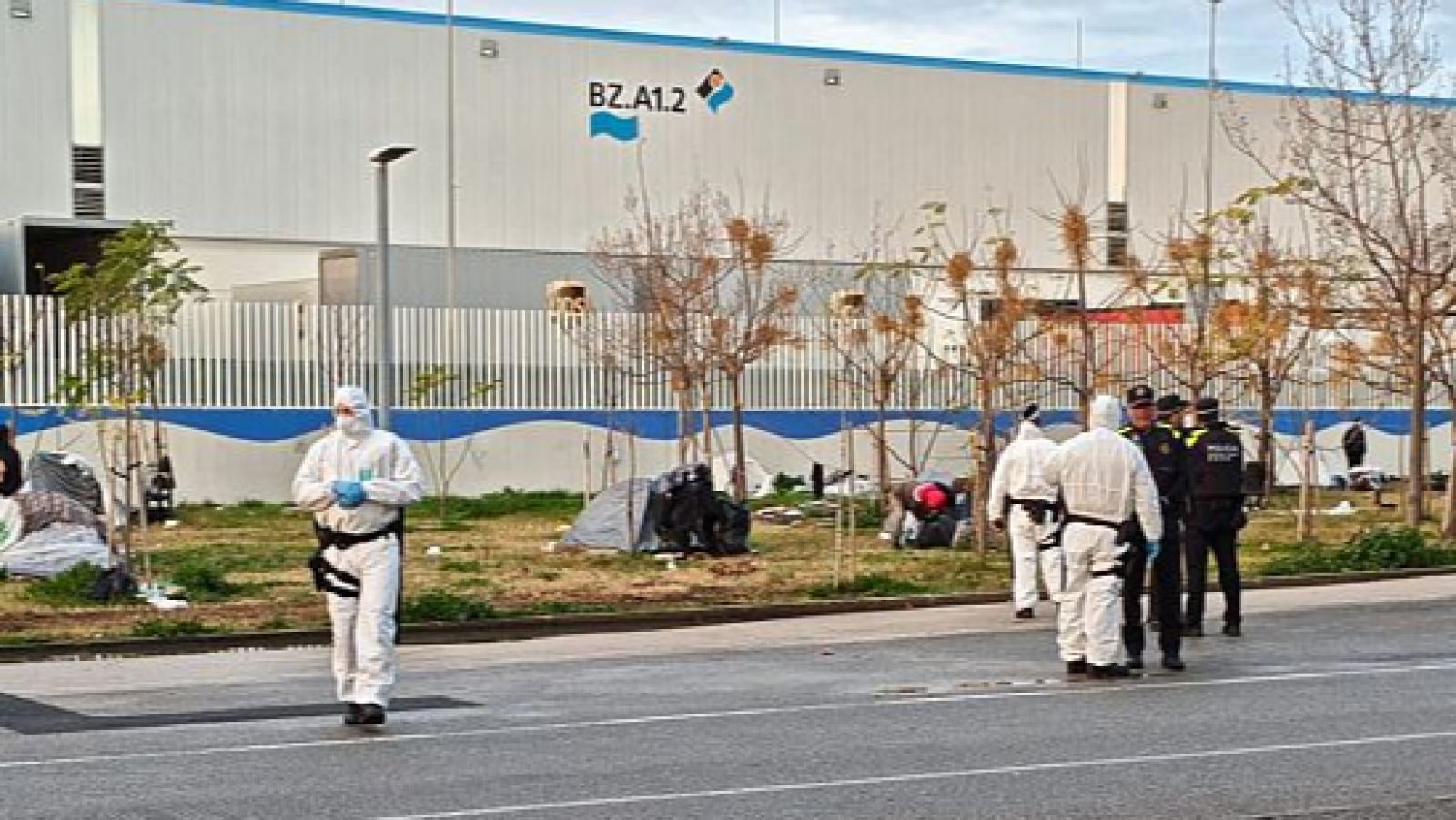 Una quarantena de persones romanen al campament de la Zona Franca despla�at aquest mat�