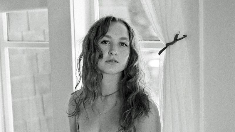 Sin rodeos - Bella White recupera la esencial artesanal del folk-rock - 11/02/26 - Escuchar ahora