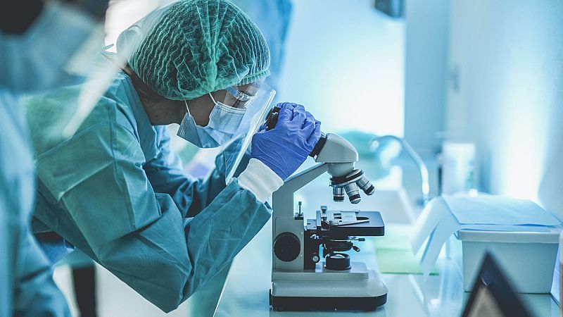 La lucha de las mujeres para que su voz se escuche en el ámbito científico: "Los hombres no tienen que demostrar nada" - Las mañanas de RNE | Escuchar