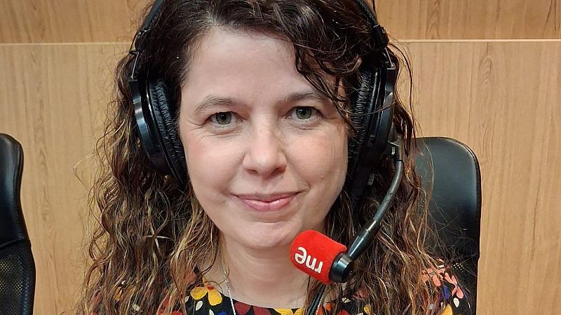 No es un día cualquiera - Dialenguando con Lola Pons | Escuchar