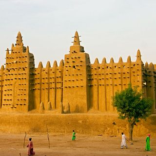 �A qu� lugar del mundo nos lleva Lluvia Rojo?