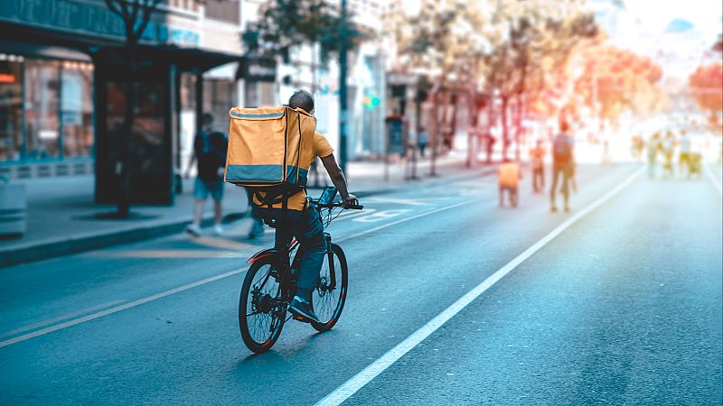 Diez minutos bien empleados - Repartiendo en Glovo por un día - Escuchar ahora