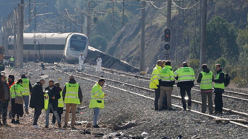 Grief and trust one month after the Adamuz train cras - English Language Broadcast | Escuchar