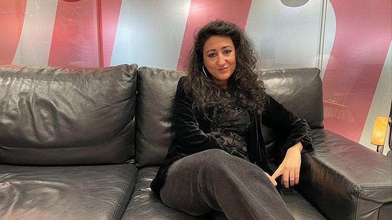 El ojo crítico - Azahara Palomeque nos lleva a su 'Pueblo blanco azul' - Escuchar ahora