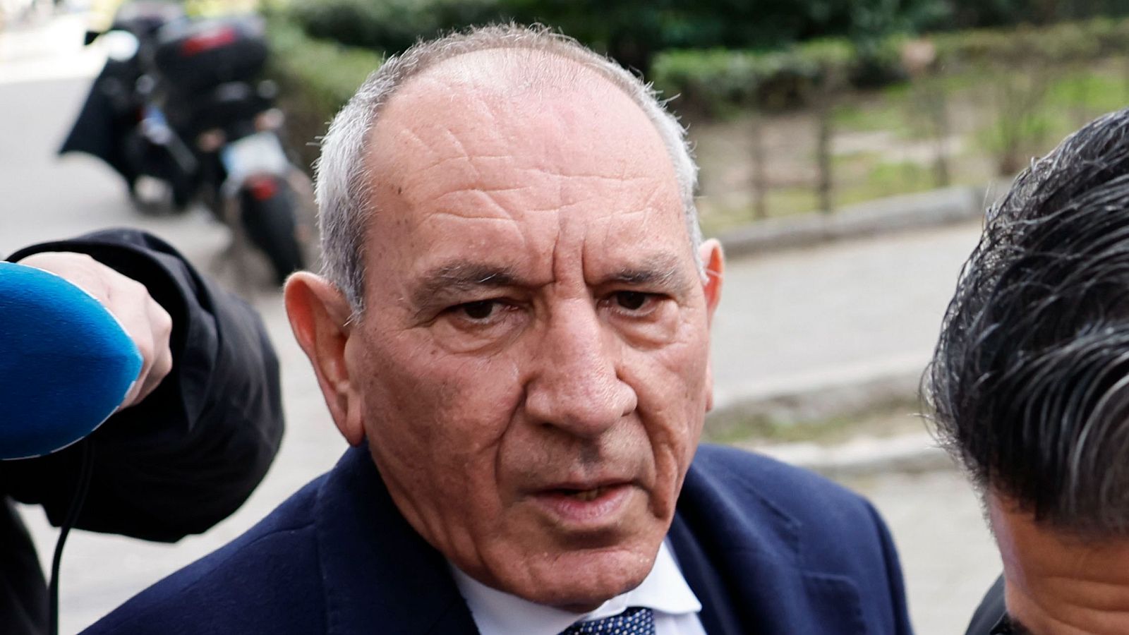 El uso de la superioridad jerárquica para obligar a tener sexo - 24 horas | Escuchar