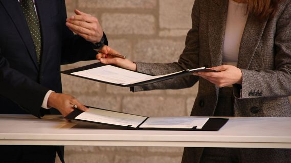 Govern i Comuns segellen l'acord pels pressupostos del 2026