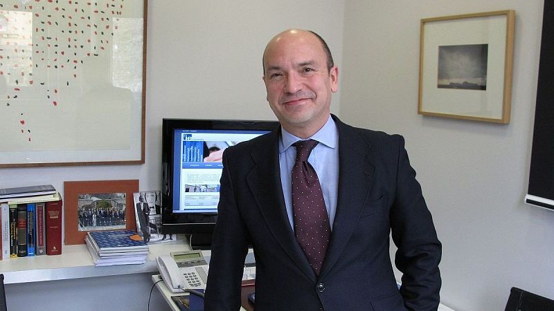 Santiago Íñiguez sobre la IA, l'educació i el futur del treball - De nit | Escoltar