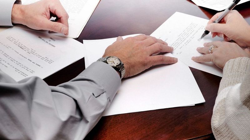 Pares que deshereten els seus fills - De nit | Escoltar