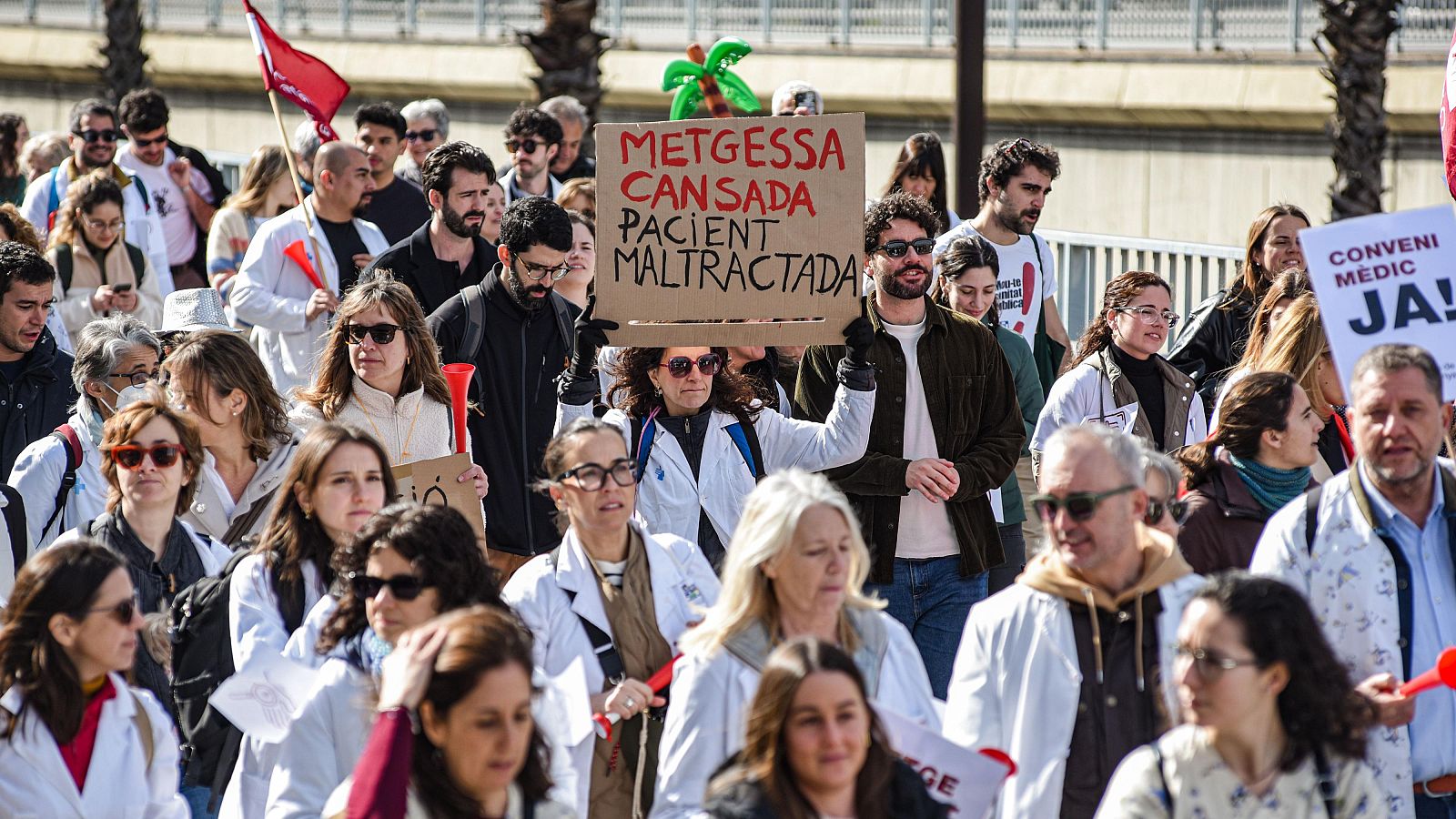 Els metges catalans tornen a sortir al carrer per reclamar millores laborals urgents.