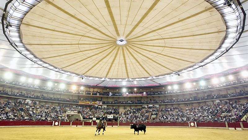 Tertulia sobre el pliego de la plaza de Zaragoza, el futuro del Iradier Arena y festival en Montoro - Clarín | Escuchar