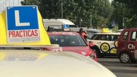 Col·lapse per treure’s el carnet de conduir: més de tres mesos d’espera i 80.000 alumnes pendents del pràctic