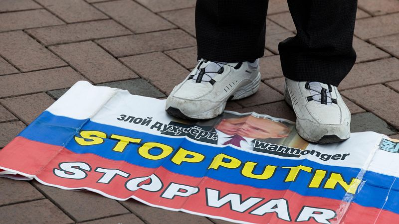 Crónica internacional -  En el cuarto aniversario de la invasión rusa, Zelenski repasa los principales hitos de la guerra y destaca el heroísmo y la capacidad de adaptación de los ucranianos - Escuchar ahora