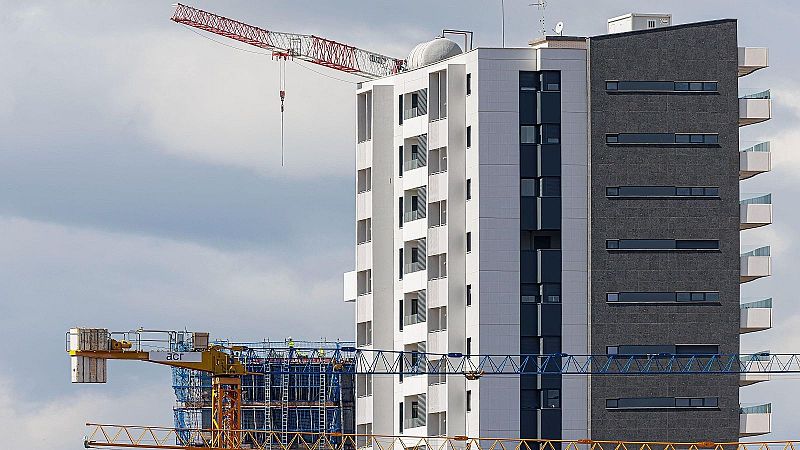 Habitatge a Catalunya, menys inversors i preus per sobre de la bombolla immobiliària - De nit | Escoltar