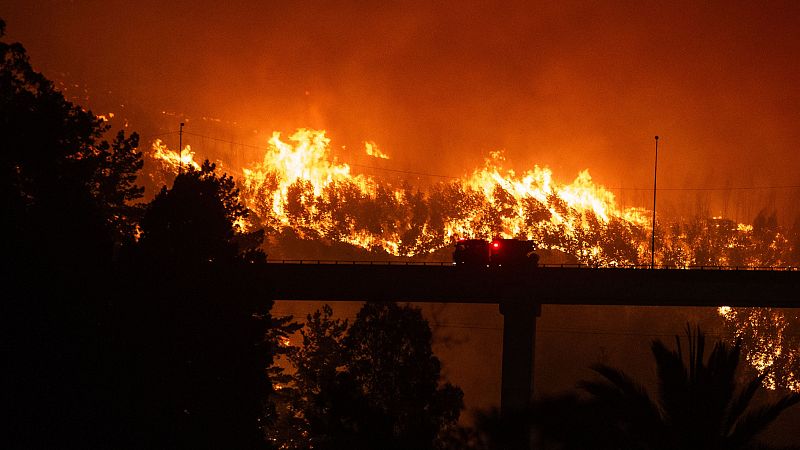 El cambio climático agrava incendios en Chile y Argentina - Hora América | Escuchar