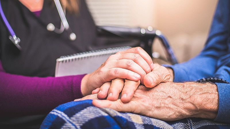 Rosa Martínez, secretària d'Estat de Drets Socials - De nit | Escoltar