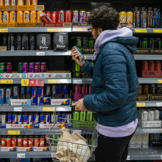 El govern espanyol tanca la porta a les begudes energètiques als menors de 16 anys: quins impactes tenen en la salut?