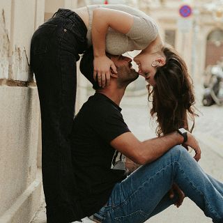 Fins a quina edat és "normal" fer-se petons al carrer? La resposta et sorprendrà!