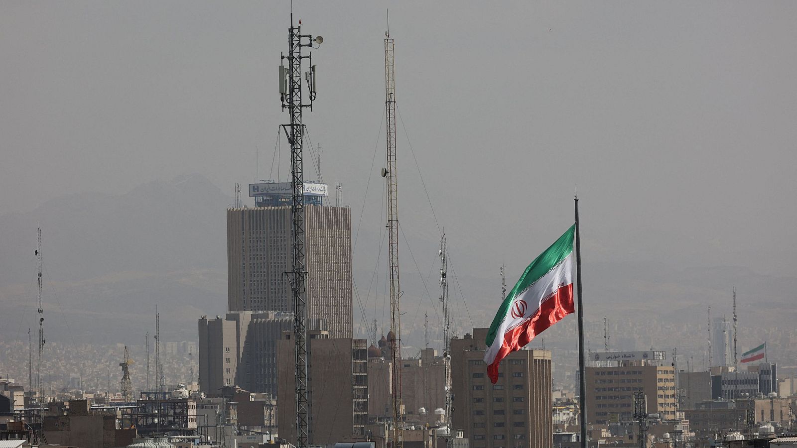 Majedeh Bozorgi, jurista y defensora de los dd.hh.: "El pueblo de Irán no quiere al régimen islámico" | Escuchar