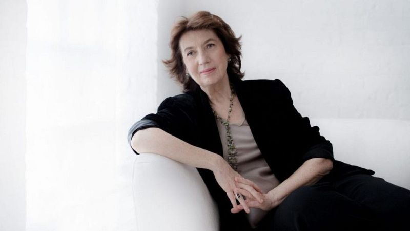 En blanco y negro - El adiós a los escenarios de Imogen Cooper con las últimas sonatas de Beethoven - 01/03/26 - En blanco y negro | Escuchar