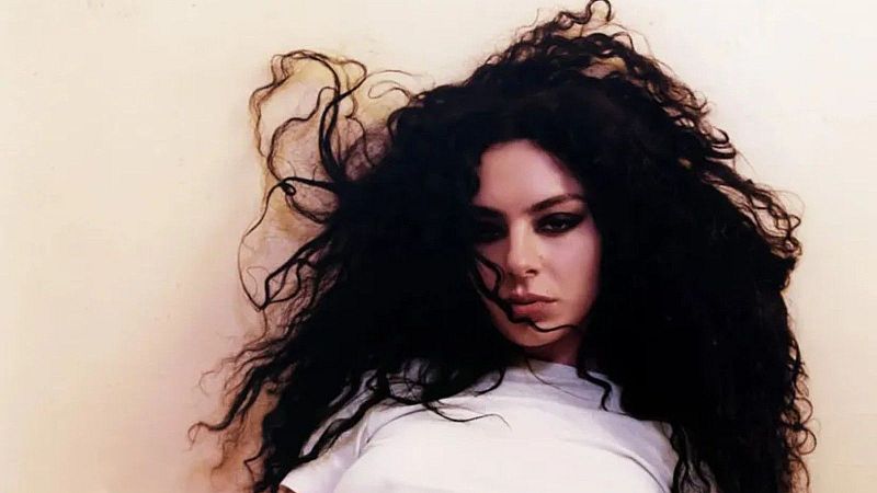 De cara a la galeria: Charlie XCX i l'autoficció - Són 4 dies | Escuchar