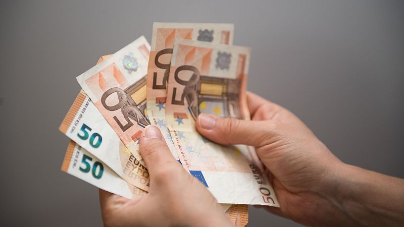 ¿Recuerdas en qué gastaste tu primer salario? - Economía de bolsillo | Escuchar