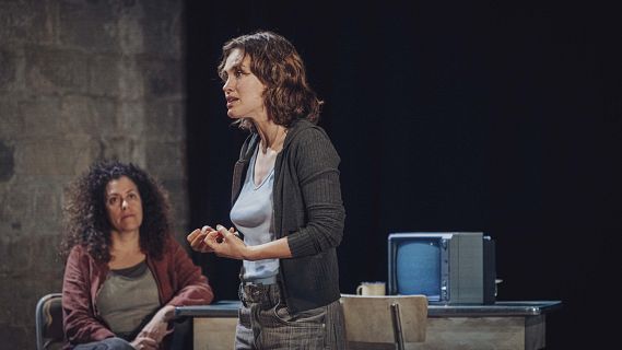 Cristina Genebat debuta com a directora amb un mosaic humà que sacseja La Biblioteca