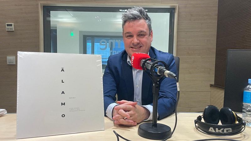 Vicente Álamo, doblemente galardonado en los Premios Awards - Cultura con Ñ | Escuchar