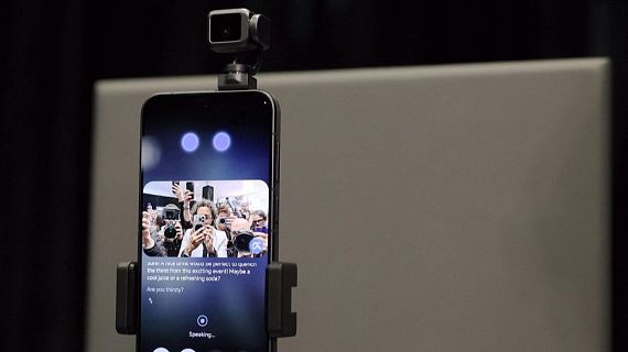 IA integrada i mòbils amb braç robòtic al Mobile