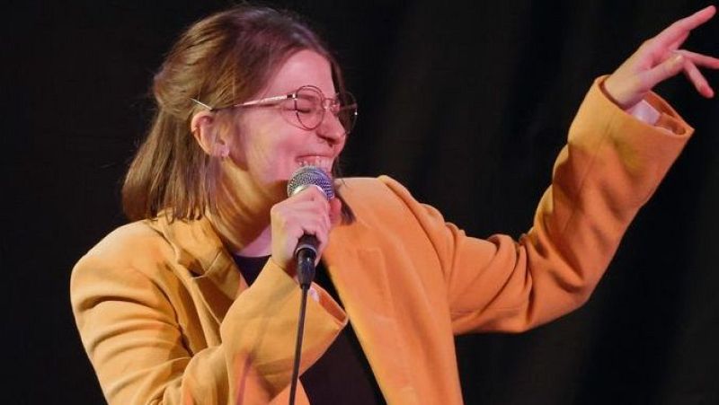 Elisa Coll escribe sobre el proceso de creación de Gloria - Dramedias en Radio 5 | Escuchar