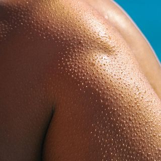 Per què et tremola l'ull o se'ns posa la pell de gallina? T'expliquem els motius