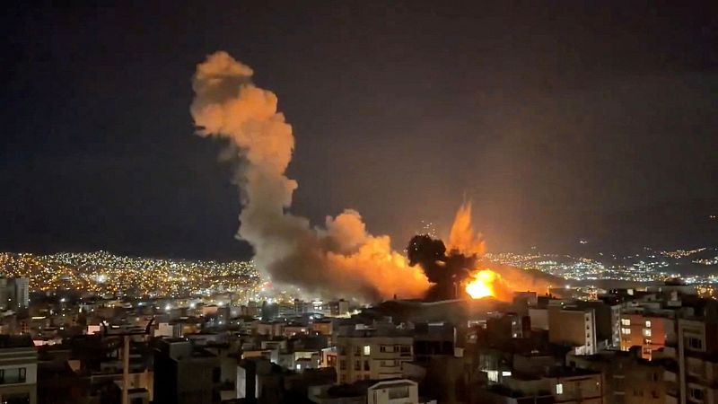 Crónica internacional -  El ejército israelí confirma el lanzamiento de un intenso bombardeo sobre Irán, que habría alcanzado numerosos objetivos en la capital, Teherán - Escuchar ahora